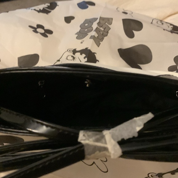 Clutch w/semi-circular design with black piping, creating a sunburst effect. - Picture 3 of 3